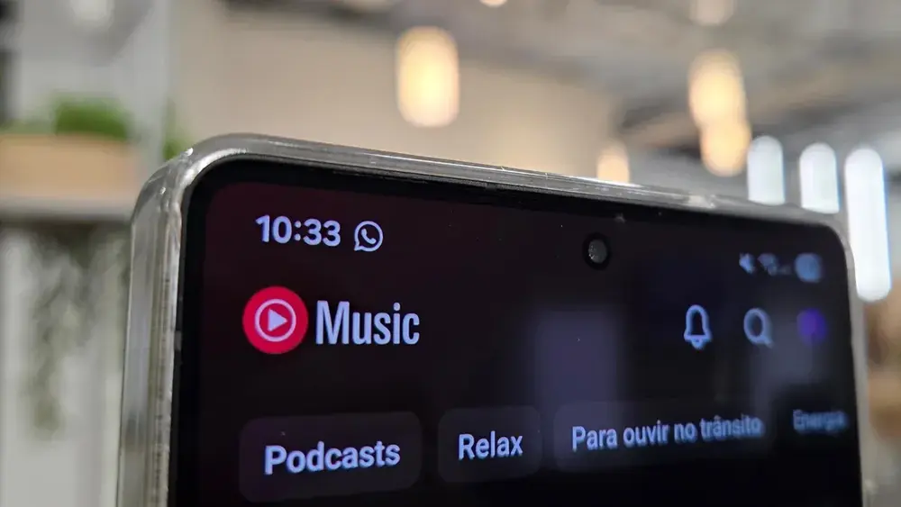 YouTube Music testa visual com capa em tela cheia